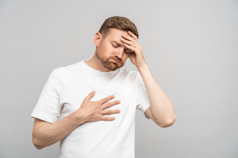 barbat cu atac de panica sau infarct